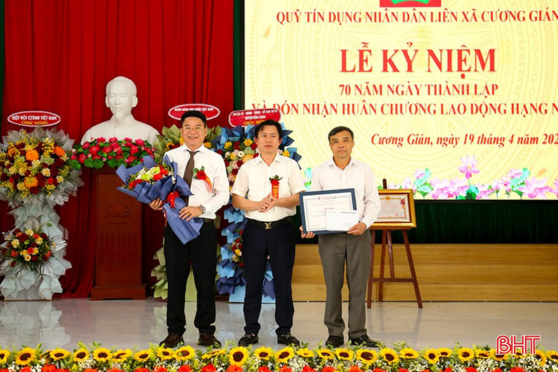 Trao giấy khen của Ngân hàng HTX Việt Nam cho Quỹ TDND liên xã Cương Gián. bqbht_br_6.jpg