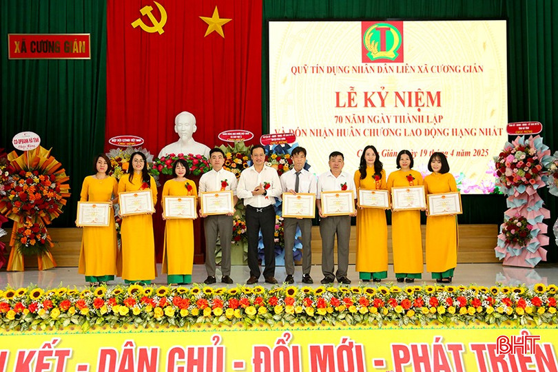 Lãnh đạo huyện Nghi Xuân trao giấy khen cho các thành viên Quỹ TDND liên xã Cương Gián có thành tích xuất sắc bqbht_br_3.jpg