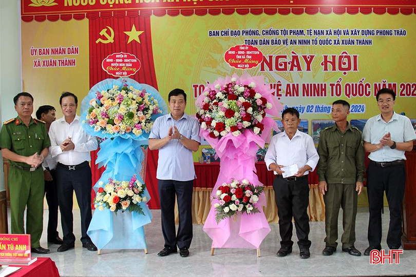 Phó Chủ tịch Thường trực HĐND tỉnh Trần Tú Anh và lãnh đạo huyện Nghi Xuân tặng hoa chúc mừng cán bộ, đảng viên và Nhân dân thôn Thành Phú. 8.jpg