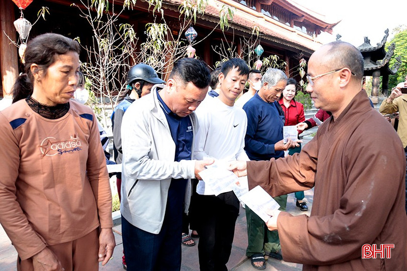 Trao quà cho gia đình có hoàn cảnh khó khăn trên địa bàn huyện.