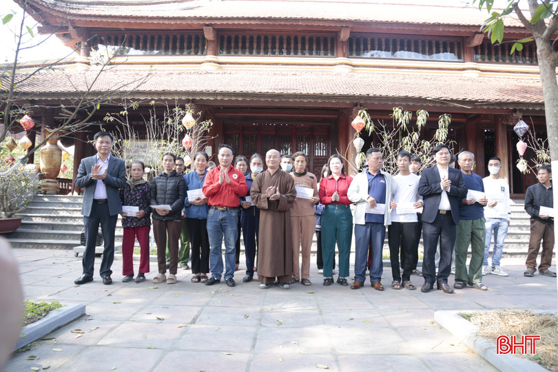 Lãnh đạo huyện Nghi Xuân và Trụ trì chùa Thanh Lương cùng các đơn vị trao quà cho người nghèo Nghi Xuân.
