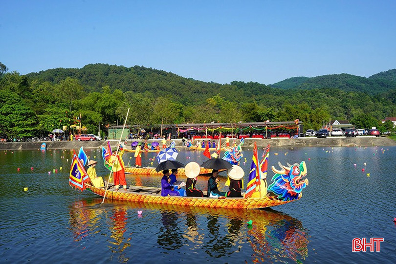 Các nghệ nhân, nghệ sỹ, ca nương giao lưu văn nghệ với những làn điệu ca trù, quan họ, lẩy Kiều, xẩm Kiều, hát chèo và dân ca ví giặm. bqbht_br_1.jpg
