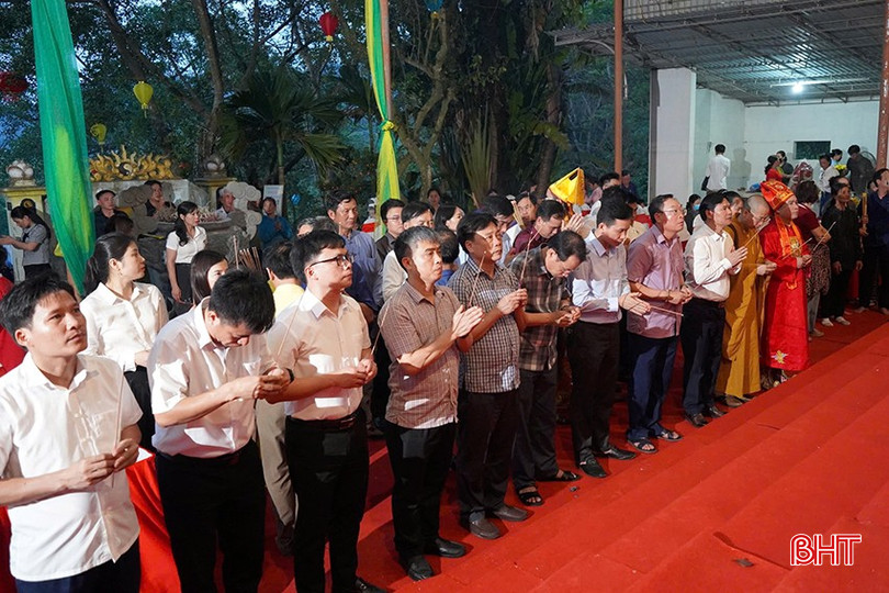 Lãnh đạo huyện Nghi Xuân dâng hương tỏ lòng biết ơn trước công lao của Hoàng hậu Ngọc Trần. bqbht_br_6.jpg