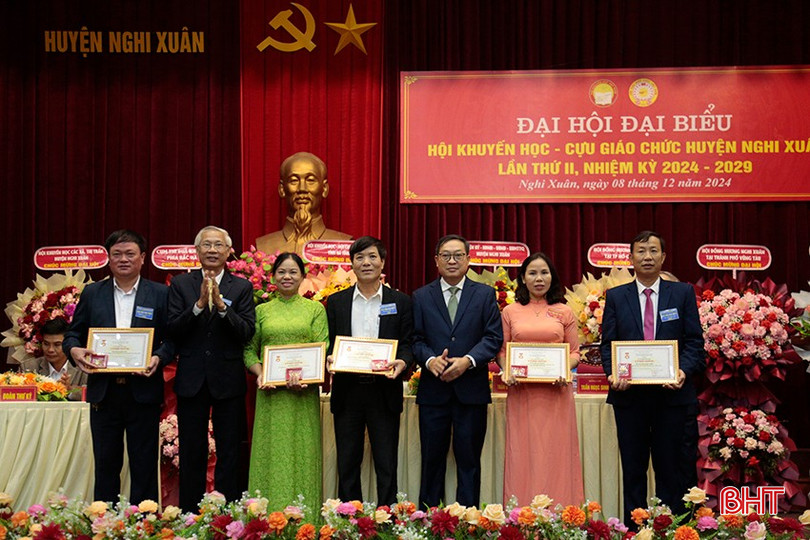 Lãnh đạo Hội Khuyến học tỉnh và huyện Nghi Xuân trao Kỷ niệm chương vì sự nghiệp khuyến học cho các cá nhân. bqbht_br_10.jpg