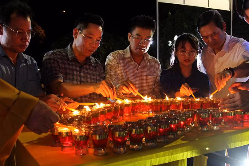 Các đại biểu thắp nến tri ân, bày tỏ lòng biết ơn sâu sắc tới các anh hùng liệt sĩ đã anh dũng hy sinh vì độc lập, tự do của dân tộc.