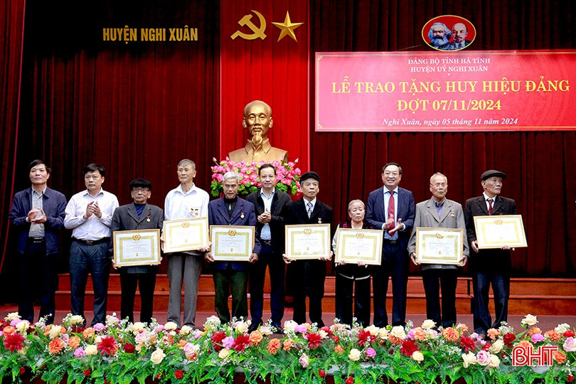 Lãnh đạo huyện Nghi Xuân trao tặng Huy hiệu 60 và 65 tuổi Đảng cho các đảng viên