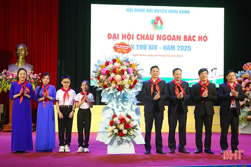 Lãnh đạo huyện Nghi Xuân tặng hoa chúc mừng đại hội. bqbht_br_1-3815.jpg