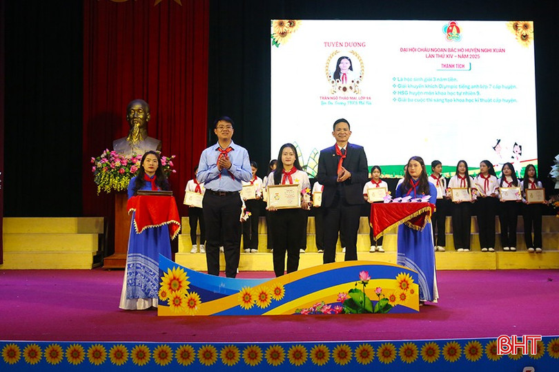Đại diện lãnh đạo Tỉnh đoàn, lãnh huyện Nghi Xuân trao biểu trưng và giấy chứng nhận Cháu ngoan Bác Hồ cho đội viên có thành tích xuất sắc. bqbht_br_2-1352.jpg
