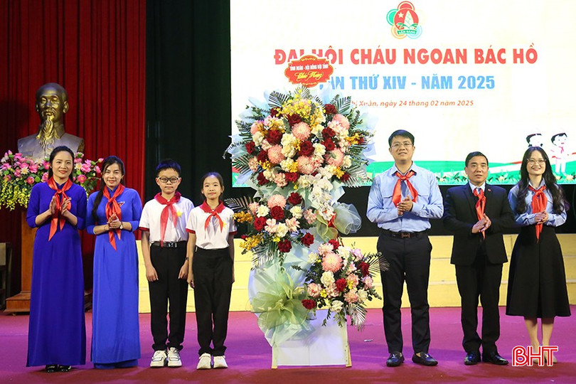 Đại diện lãnh đạo Tỉnh đoàn tặng hoa chúc mừng đại hội. bqbht_br_2-2282.jpg