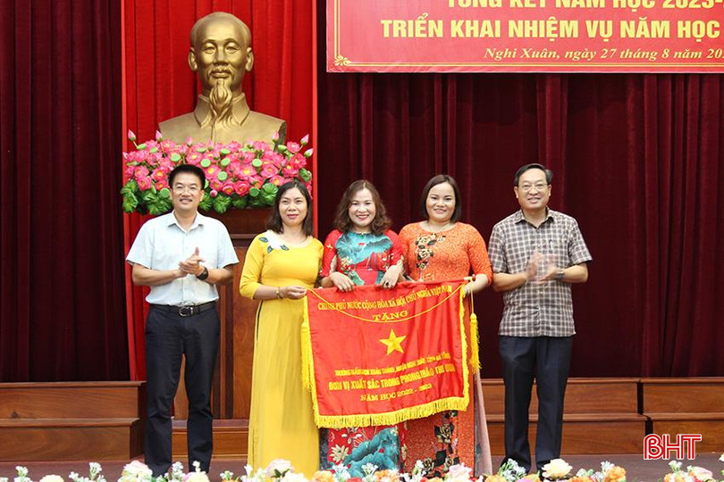 Lãnh đạo huyện Nghi Xuân trao Cờ thi đua Chính phủ cho Trường Mầm non Xuân Thành 3.jpg