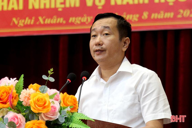 Phó Giám đốc Sở GD&ĐT Hà Tĩnh Nguyễn Ngọc Lê Nam: Đề nghị ngành GD&ĐT huyện Nghi Xuân, các trường học trên địa bàn tiếp tục triển khai có hiệu quả phong trào thi đua học tập làm theo tư tưởng, đạo đức phong cách Hồ Chí Minh gắn với các hoạt động; quan tâm giáo dục đạo đức nghề nghiệp cho cán bộ quản lý, giáo viên, nhân viên; xây dựng trường học an toàn, phòng chống tai nạn, thương tích hiệu quả. Tiếp tục đổi mới phương pháp, hình thức tổ chức dạy học nhằm nâng cao chất lượng giáo dục toàn diện. 1.jpg