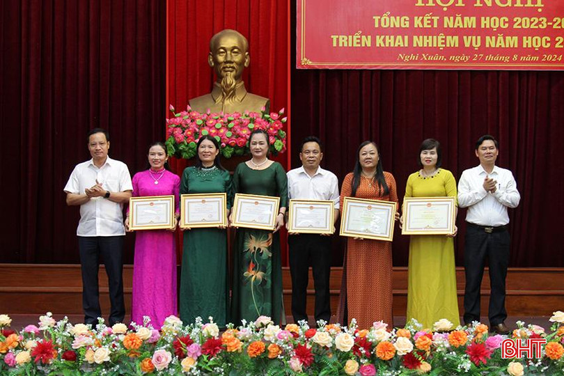 ...và trao danh hiệu Tập thể lao động xuất sắc và Bằng khen của Chủ tịch UBND tỉnh cho các tập thể đã có thành tích xuất sắc trong thực hiện nhiệm vụ năm học 2023 - 2024. 5.jpg