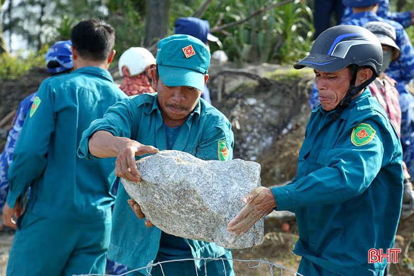 ....そして民兵と人民は海岸堤防の強化に積極的に参加しました。 bqbht_br_4.jpg