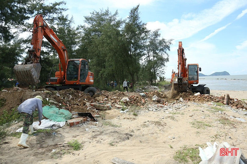 そのため、同村は掘削機3台、トラック2台、そして同村の突撃部隊、退役軍人、民兵など400人以上を動員し、浸食されているタンニンチャウ村のホイトン海岸堤防に200メートルの堤防を建設した。 bqbht_br_9.jpg