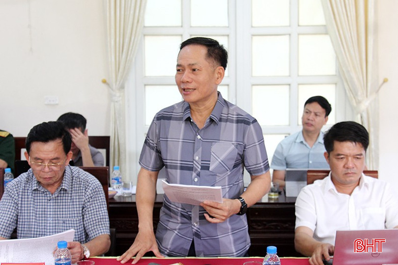 Phó Trưởng đoàn chuyên trách Đoàn ĐBQH tỉnh Trần Đình Gia trao đổi về một số vấn đề cần sửa đổi Luật NVQS, Luật DQTV phù hợp hơn. 2-4925.jpg