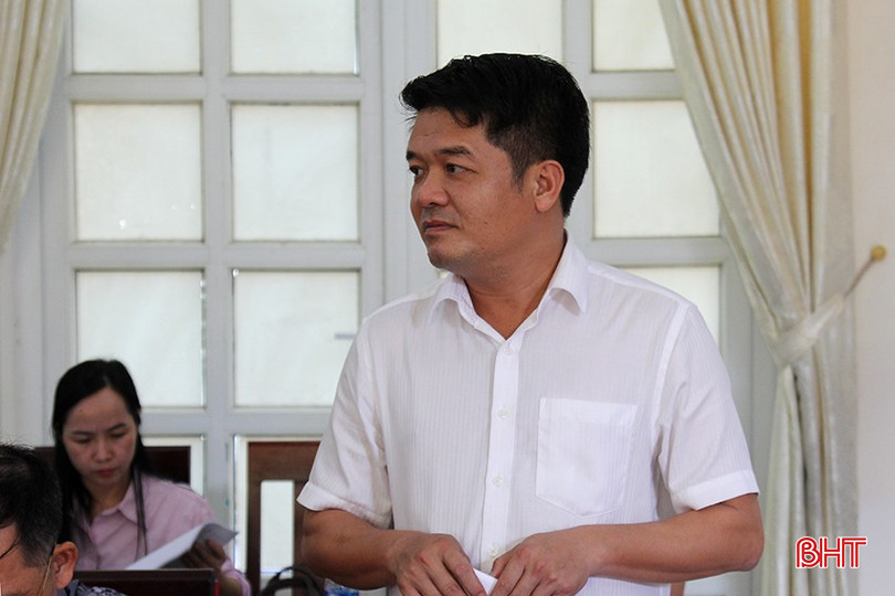 Chủ tịch Ủy ban MTTQ tỉnh Trần Nhật Tân đề nghị huyện báo cáo một số vấn đề về chăm lo đời sống vật chất, tinh thần cho đội ngũ làm công tác DQTV; tỷ lệ con em cán bộ công chức, viên chức tham gia nhập ngũ; công tác đào tạo nghề cho quân nhân sau xuất ngũ... 4-5853.jpg