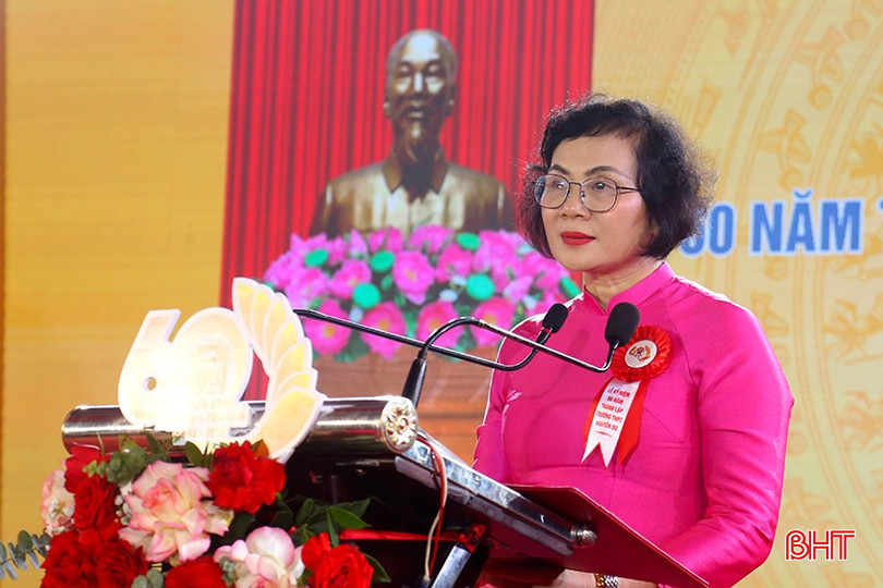 Cô giáo Trần Lệ Thủy – Hiệu trưởng Trường THPT Nguyễn Du đọc diễn văn kỷ niệm 60 thành lập trường.