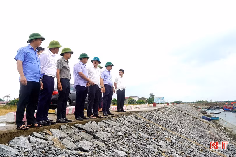 Phó Chủ tịch Thường trực HĐND tỉnh kiểm tra công tác phòng chống bão tại xã Xuân Hội
