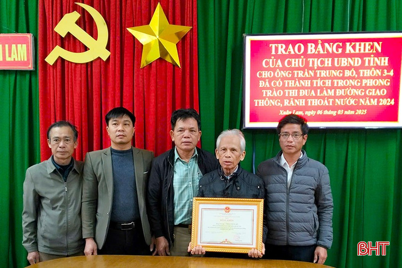 Lãnh đạo xã Xuân Lam trao Bằng khen của Chủ tịch UBND tỉnh cho ông Trần Trung Bố trong phong trào thi đua làm đường giao thông, rãnh thoát nước năm 2024. bqbht_br_1.jpg