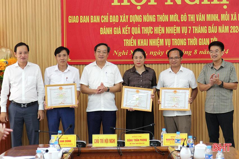 …và tặng giấy khen của Chủ tịch UBND huyện cho 4 tập thể, 13 cá nhân có tích xuất sắc trong phong trào thi đua xây dựng xã đạt chuẩn NTM nâng cao, kiểu mẫu năm 2024. 6.jpg