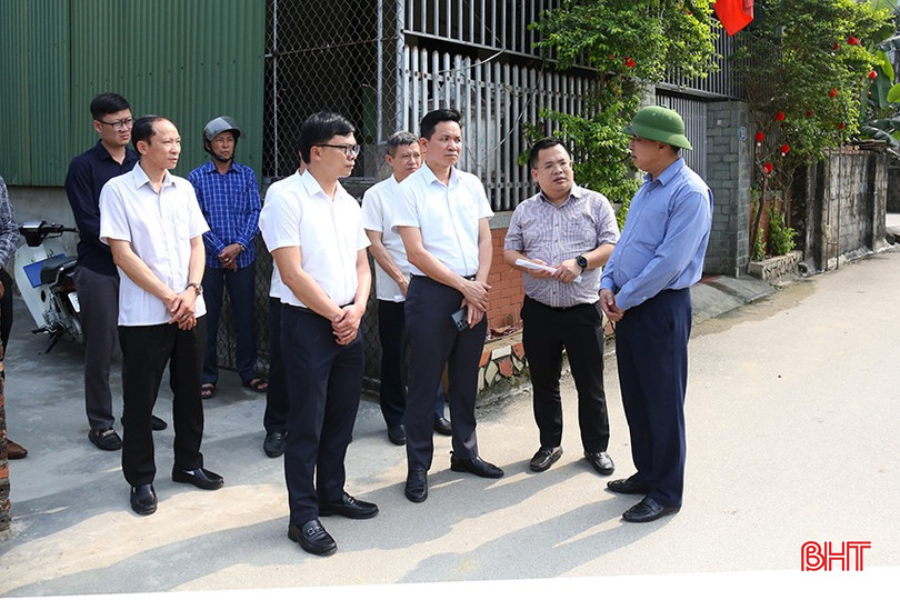 Phó Chủ tịch Thường trực HĐND tỉnh Trần Tú Anh đề nghị huyện Nghi Xuân đẩy nhanh tiến độ xóa nhà tạm, nhà dột nát trên địa bàn bqbht_br_6.jpg