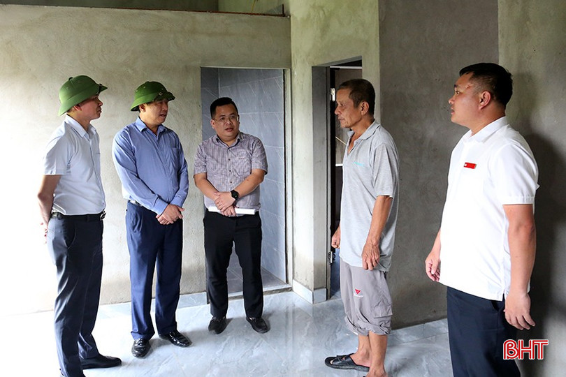 Phó Chủ tịch Thường trực HĐND tỉnh kiểm tra tiến độ thi công nhà ở của gia đình ông Nguyễn Trung Nghĩa (TDP 11, thị trấn Xuân An). bqbht_br_2.jpg