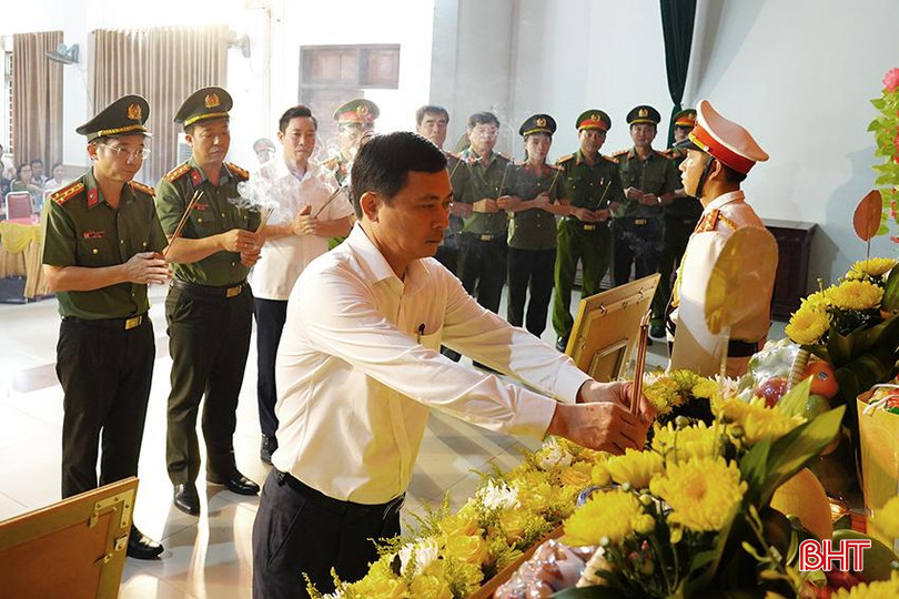 Các đại biểu dâng hương tưởng nhớ liệt sỹ Trần Trung Hiếu 1.jpg