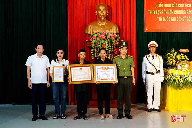 Lãnh đạo Sở LĐ&TBXH tỉnh, Công an tỉnh trao bằng “Tổ quốc ghi công” cho thân nhân liệt sỹ Trần Trung Hiếu 2.jpg