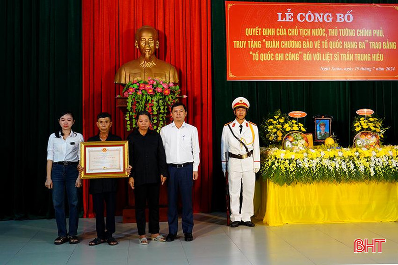 Phó Chủ tịch UBND tỉnh Lê Ngọc Châu trao Huân chương Bảo vệ Tổ quốc hạng Ba cho thân nhân liệt sỹ 3.jpg