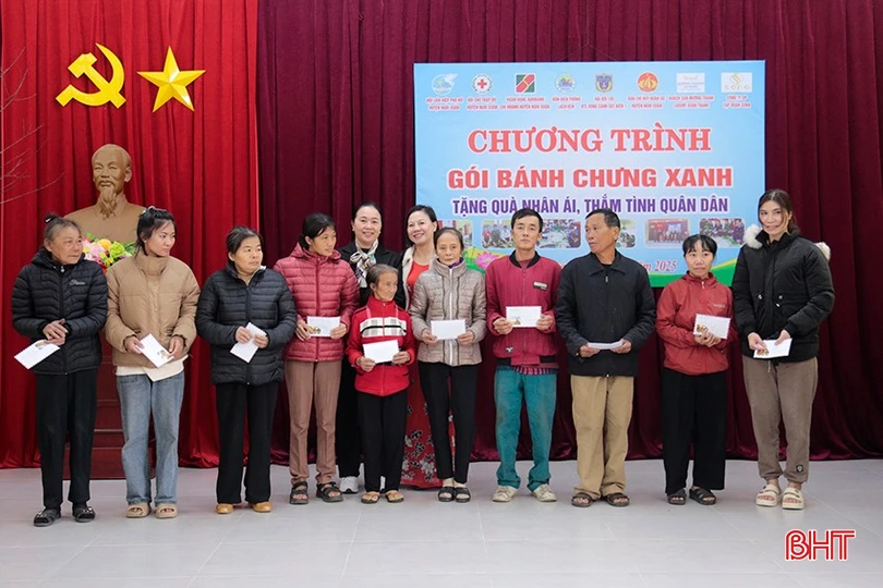 Chương trình trao tặng 165 suất quà cho các hộ nghèo, gia đình chính sách có hoàn cảnh đặc biệt khó khăn.