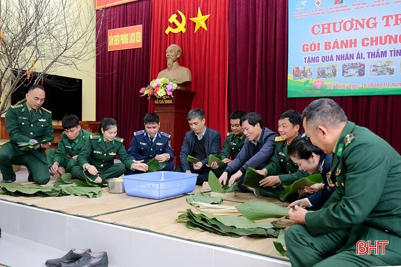 Các đại biểu và lực lượng vũ trang tham gia gói bánh chưng.