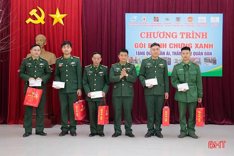 Ban tổ chức tặng quà cho các quân nhân có hoàn cảnh khó khăn của đơn vị.