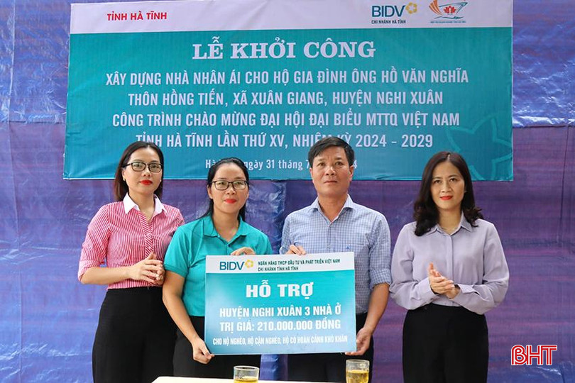 Lãnh đạo Ngân hàng BIDV - Chi nhánh Hà Tĩnh, Ủy ban MTTQ tỉnh, Hiệp hội Doanh nghiệp tỉnh Hà Tĩnh trao biểu trưng hỗ trợ huyện Nghi Xuân 210 triệu đồng xây dựng nhà nhân ái. 1.jpg