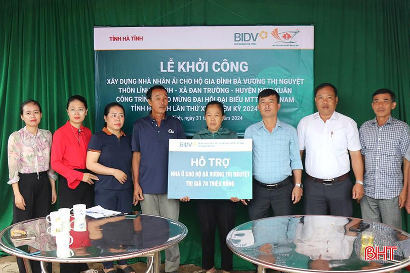 Đại diện BIDV Chi nhánh Hà Tĩnh trao hỗ trợ số tiền 70 triệu đồng cho gia đình bà Vương Thị Nguyệt, xã Đan Trường... 2.jpg