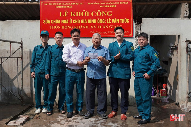 Ban CHQS sự xã Xuân Giang trao số tiền hỗ trợ sửa chữa nhà ở cho gia đình ông Lê Văn Thức, thôn Hồng Khánh bqbht_br_2.jpg
