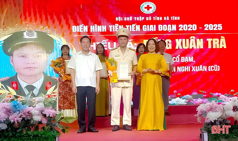 Thiếu tá Đồng Xuân Trà – Chủ nhiệm CLB "Máu sống" Nghi Xuân vừa được Hội Chữ thập đỏ Hà Tĩnh vinh danh điển hình tiên tiến giai đoạn 2020 - 2025. bqbht_br_1-2.jpg