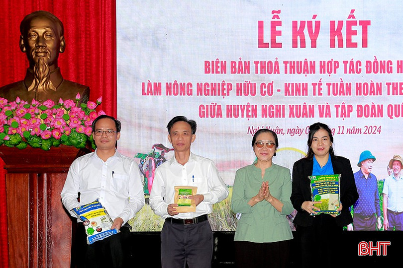 Đại diện Công ty CP Tập đoàn Quế Lâm trao chế phẩm sinh học cho các đơn vị. bqbht_br_8.jpg
