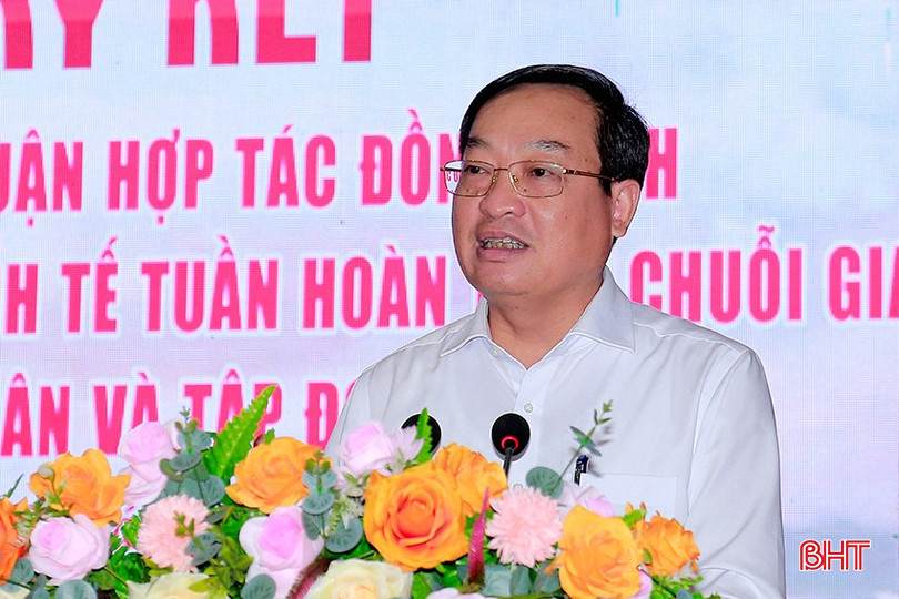 Bí thư Huyện ủy Nghi Xuân phát biểu giao nhiệm vụ tại lễ ký kết. bqbht_br_7.jpg