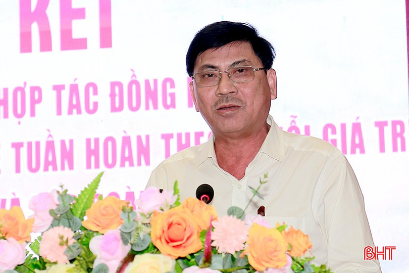 Ông Bùi Văn Chiến, Giám đốc HTX nông nghiệp xã Xuân Lam cam kết sẽ tham gia mô hình sản xuất trồng lúa hữu cơ và tuân thủ nghiêm theo quy trình của Tập đoàn Quế Lâm. bqbht_br_2-3381.jpg