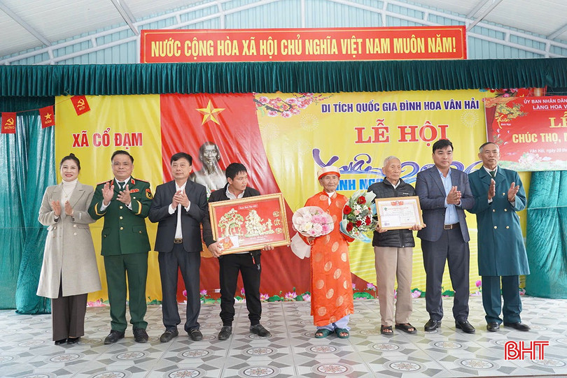 Địa phương tổ chức chúc Tết, mừng thọ 116 cụ ông, cụ bà từ 70 – 105 tuổi trong các dòng họ nhân dịp đầu xuân mới.