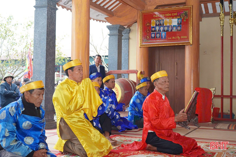 Các bô lão trong làng tiến hành lễ tế tưởng nhớ các bậc tiền nhân.