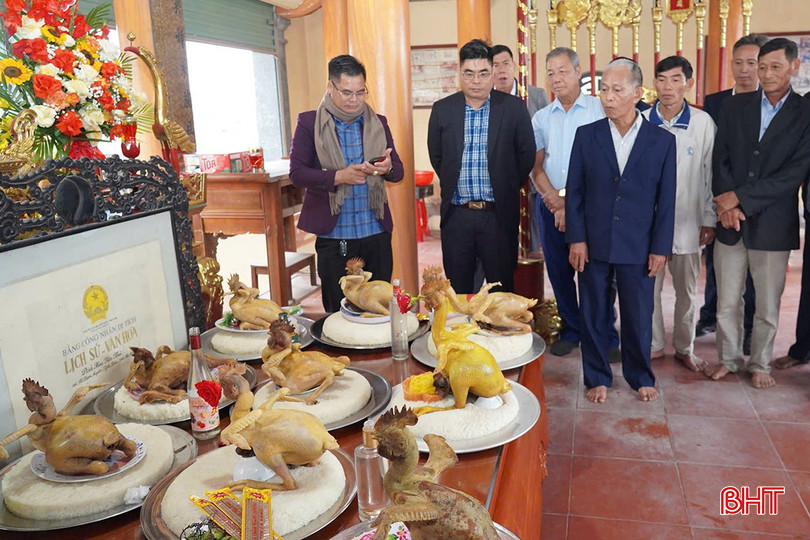 Chương trình cũng tổ chức cuộc thi mâm xôi, gà cúng thu hút các dòng họ tham gia.