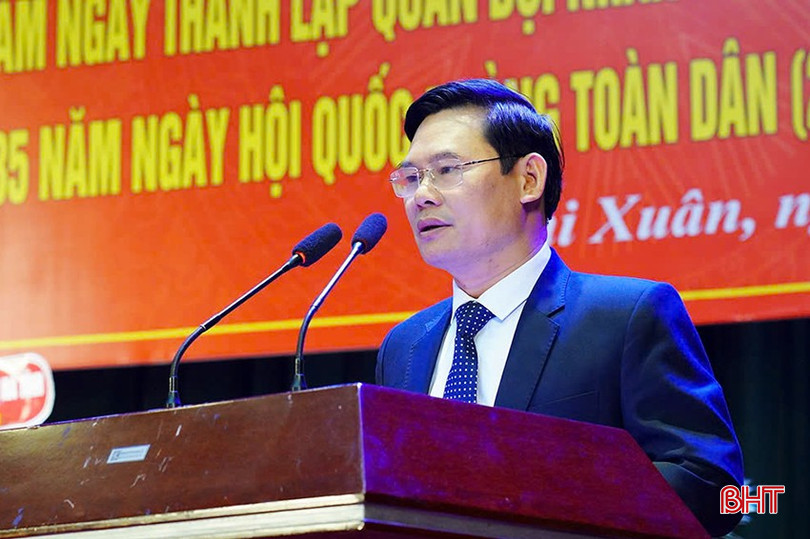 Phó Chủ tịch UBND huyện Bùi Việt Hùng trình bày diễn văn ôn lại 80 năm xây dựng, chiến đấu của Quân đội Nhân dân Việt Nam. bqbht_br_8.jpg
