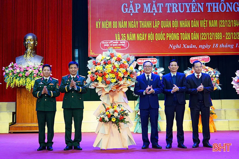 Lãnh đạo huyện Nghi Xuân tặng hoa chúc mừng. bqbht_br_7.jpg