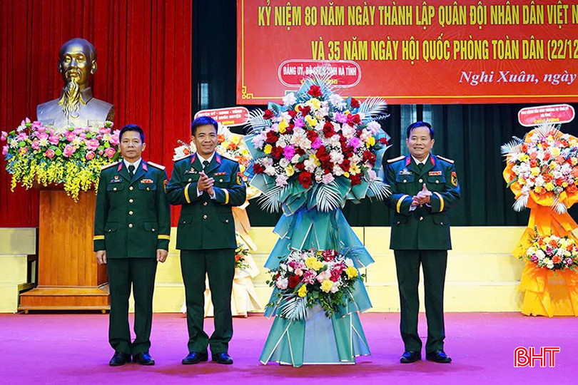 Đại tá Nguyễn Xuân Thắng – Chỉ huy trưởng Bộ Chỉ huy quân sự tỉnh tặng hoa chúc mừng Ban CHQS huyện. bqbht_br_6.jpg