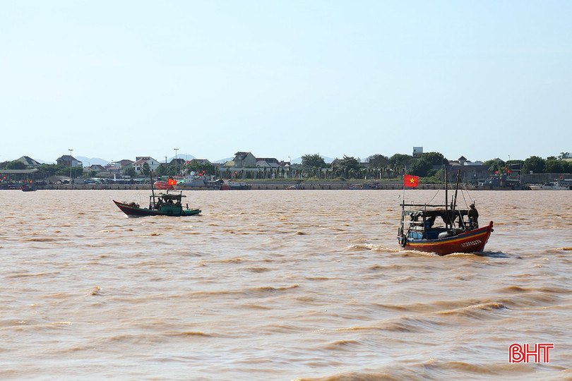 ការនេសាទមឹកក៏ជាការងារលំបាកដែរ ទូកនីមួយៗត្រូវការកម្មករ២នាក់។ ជារៀងរាល់ថ្ងៃចាប់ពីម៉ោង 2 ទៀបភ្លឺ អ្នកនេសាទបានយកទូករបស់ពួកគេចេញទៅកាន់សមុទ្រចម្ងាយប្រហែល 10 ម៉ាយពីឆ្នេរសមុទ្រ។ ពេលកំណត់ទីតាំងនេសាទហើយ គេទម្លាក់សំណាញ់ឡើងរៀងរាល់ ២ ម៉ោងម្តង។ bqbht_br_8.jpg