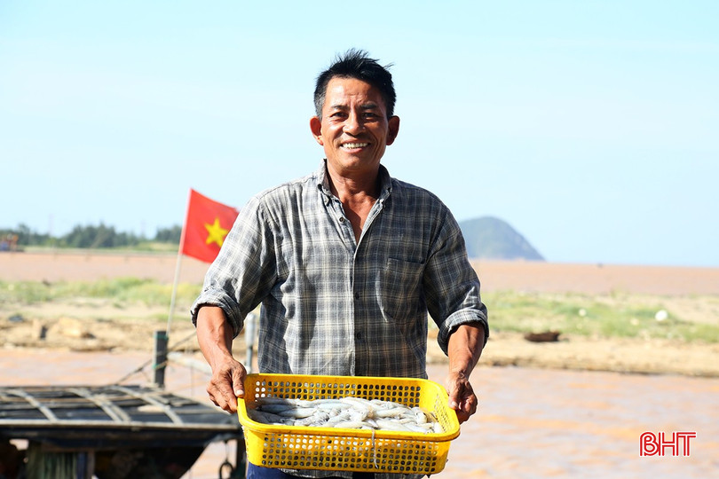 អ្នកនេសាទ Dao Minh Quang នៅភូមិ Thai Phong បាននិយាយដោយរំភើបថា៖ ដំណើរកម្សាន្តនៅសមុទ្រនេះ ដោយសារបទពិសោធន៍ និងសំណាង ទូករបស់ខ្ញុំចាប់បានមឹកជាច្រើនប្រភេទបានជិត ៣០គីឡូក្រាម។ ក្រោយកាត់ចំណាយរួច ខ្ញុំរកបានជាង ៣លានដុង។ bqbht_br_4.jpg