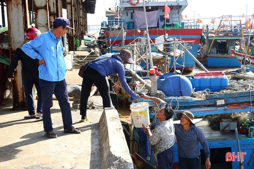 រៀងរាល់ថ្ងៃនៅម៉ោងប្រហែល 3 រសៀល កំពង់ផែនេសាទ Xuan Hoi មានភាពអ៊ូអរនៅពេលដែលទូកនេសាទមឹករាប់សិបគ្រឿងត្រឡប់មកវិញ។ bqbht_br_5.jpg