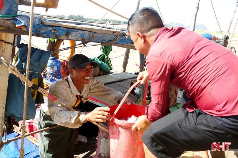 អ្នកនេសាទនៅទីនេះខ្លះបាននិយាយថា ជាធម្មតារដូវមឹកចាប់ផ្តើមនៅខែទី៣ តាមច័ន្ទគតិ ប៉ុន្តែនៅឆ្នាំនេះ វាទើបតែលេចចេញនៅពាក់កណ្តាលខែប្រាំមួយប៉ុណ្ណោះ (ខែលាភ)។ បន្ទាប់ពីរយៈពេលជាច្រើនខែនៅលើច្រាំង ទូករាប់សិបគ្រឿងកំពុងនេសាទមឹកយ៉ាងសកម្ម ដោយទូកនីមួយៗទទួលបានប្រាក់ចំណូលជាមធ្យមពី 2 ទៅ 3 លានដុងក្នុងមួយថ្ងៃ។ bqbht_br_13.jpg