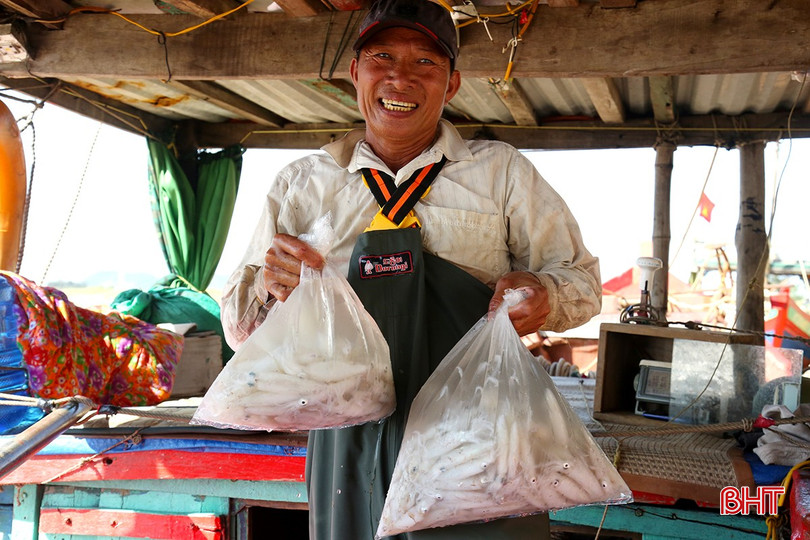 អ្នកនេសាទ Nguyen Khac Hai នៅភូមិ Hoi Thuy បាននិយាយថា “បន្ទាប់ពីយកមឹកដែលចាប់បាននៅក្នុងសំណាញ់រួច ពួកយើងយកវាដាក់ក្នុងថង់ប្លាស្ទិកដែលមានទឹកប្រៃ ហើយដាក់ក្នុងប្រអប់ទឹកកក ដើម្បីរក្សាវាឱ្យនៅស្រស់ និងអាចលក់បានក្នុងតំលៃខ្ពស់”។ bqbht_br_14.jpg
